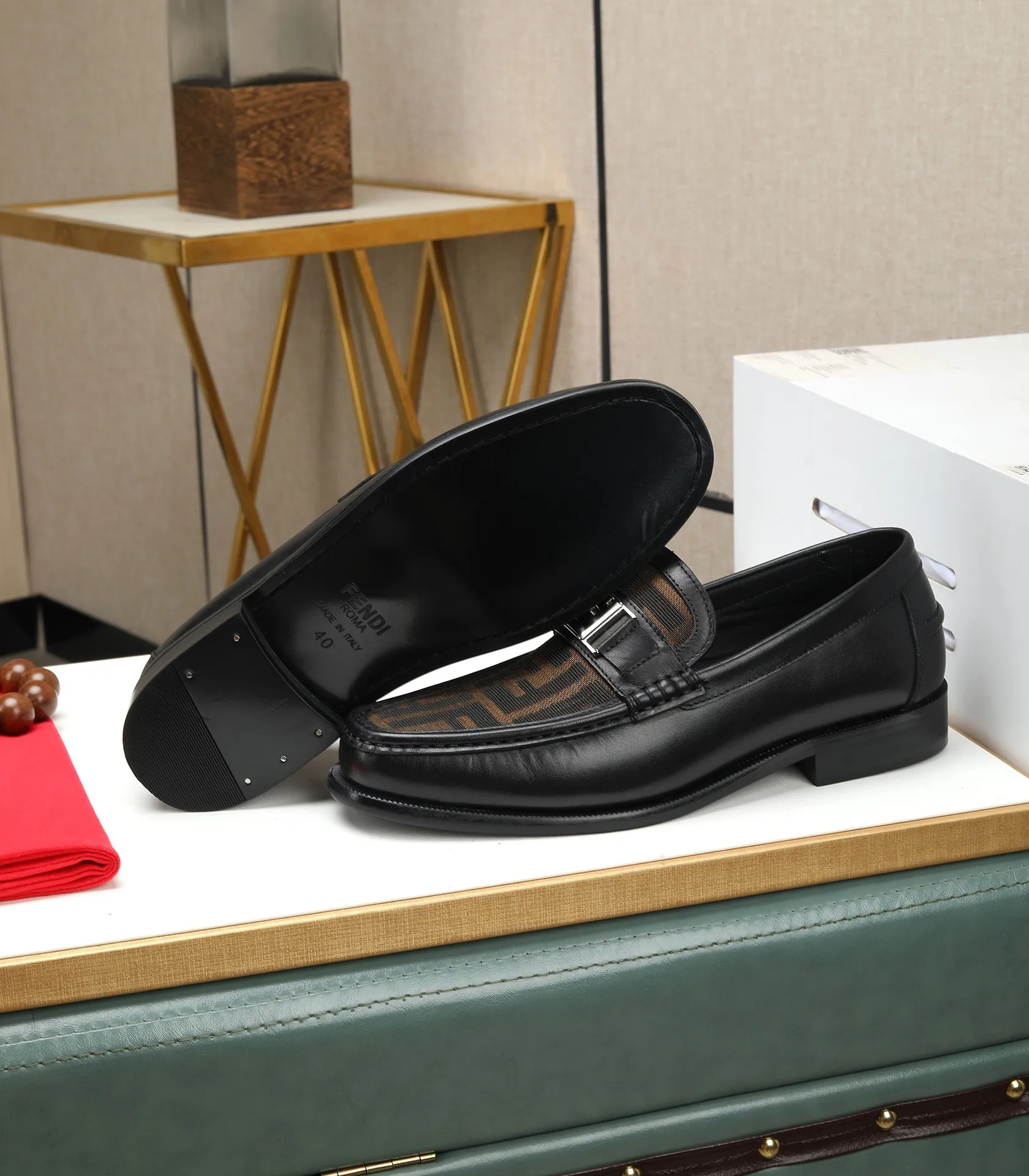 Men's shoes 💰580 (high-end, full cowhide) FENDI Fendi high-end formal leather shoes, original Italian imported cowhide surface + cowhide lining, original hardware, I believe you will be impressed from the first time you see it. The avant-garde atmosphere can no longer fully interpret its elegance. AAA grade rubber outsole, super comfortable. Original counter last, ensuring its original version and quality. The simple upper ensures its comfort and breathability. A pair of truly good shoes has its own unique soul, famous quality, regular size 38-44 (45 46 customized)